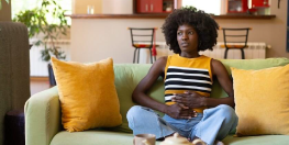 femme qui a mal au ventre