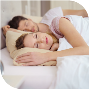 une femme et un homme dorment paisiblement dans un lit