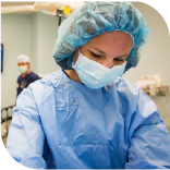 Une infirmière avec un masque