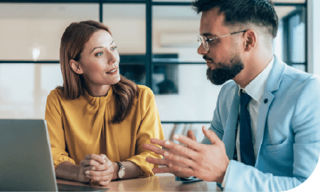 une femme et un homme discutant assis dans un bureau