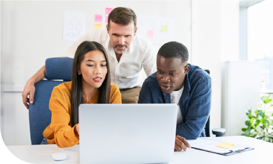 trois personnes derrière ordinateur portable