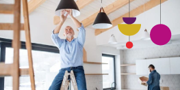 homme qui change une ampoule