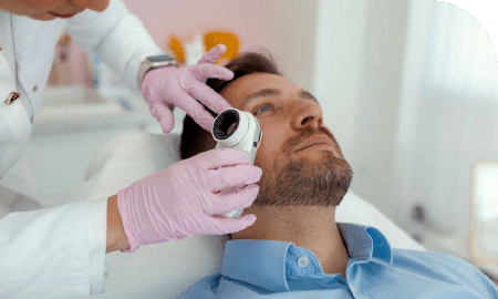 personne en consultation chez un dermatologue