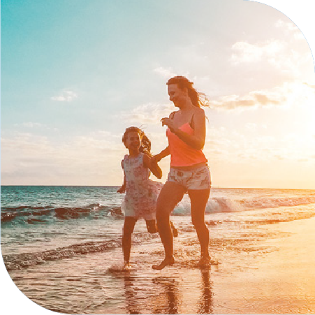 une mère et sa fille courant sur la plage