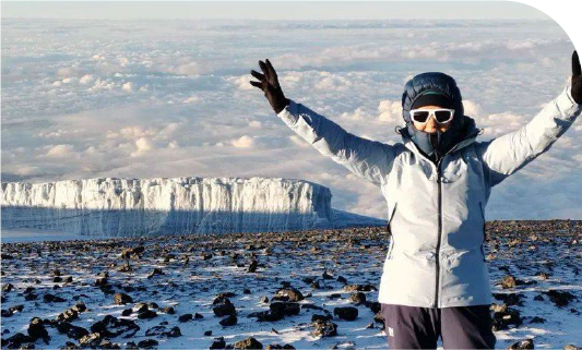 femme levant les bras dans un paysage de glace