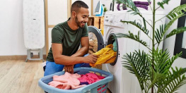 homme lavant ses vêtements à la machine à laver