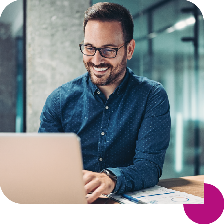 Photo d'un homme en chemise travaillant sur un ordinateur portable