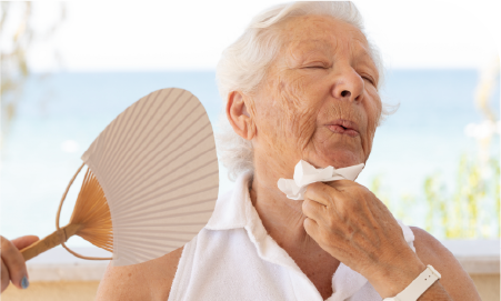 Une femme qui a chaud et qui se ventille