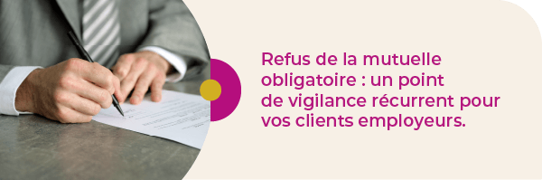 Photo personne rédigeant une lettre + titre : Refus de la mutuelle obligatoire : un point de vigilance récurrent pour vos clients employeurs.