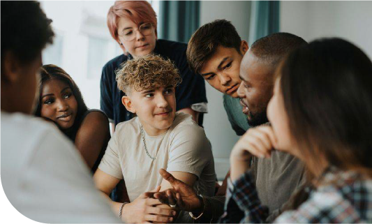 groupe de jeunes adultes discutant