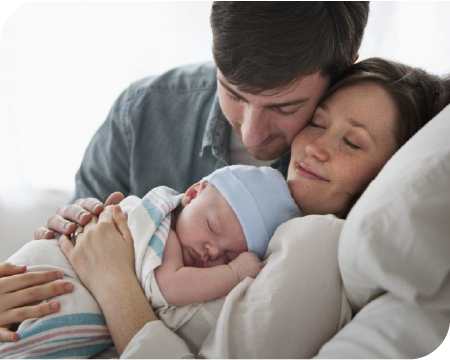2 parents callinant leur bébé