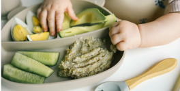 couple homme femme au lit avec des petits chien l'homme se bouchant les oreilles