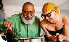 Une couple agé qui fait de la cuisine
