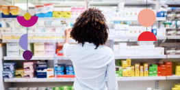 femme prenant des médicaments sur l'étagère d'une pharmacie