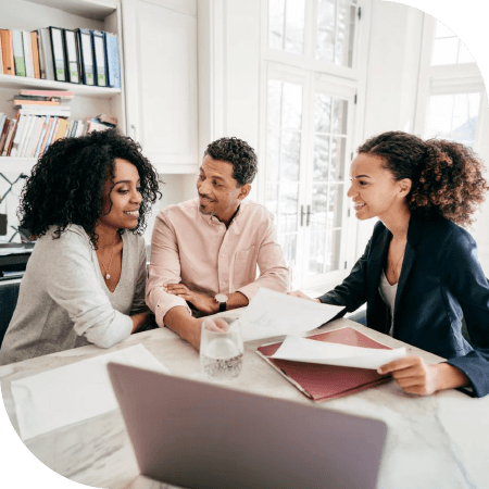 3 personnes dans un bureau