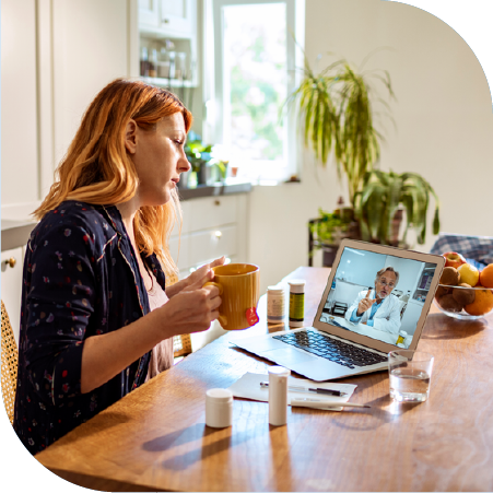 Une femme qui consulte un medecin à distance