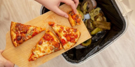 pizza en train d'être jetée à la poubelle 