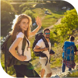 Un groupe est en randonnée en montagne