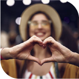 Une femme fait un coeur avec ses mains