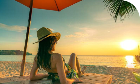 une femme bronzant sur une plage