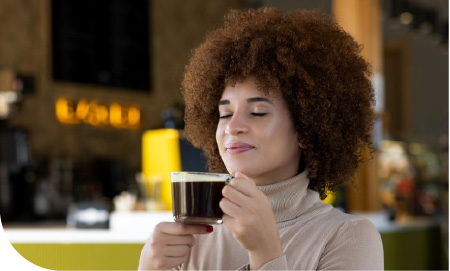 Une femme buvant du café
