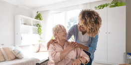 personne âgée et aidant