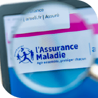 loupe grossissant le logo de l'Assurance Maladie sur un écran d'ordinateur