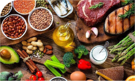 Une table remplie d'aliments différents essentiellement des protéines.