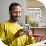 un homme souriant consultant son téléphone