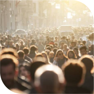 une foule dans une rue