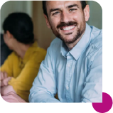 Un homme en chemise bleue souriant