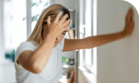 femme se tenant la tête suggérant des douleurs