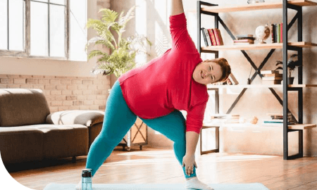 personne en surpoids faisant des exercices de gymnastique dans son salon