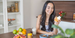 femme qui prends un petite déjeuner avec pleins de vitamines