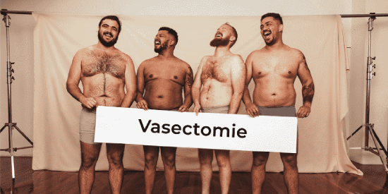 plusieurs hommes tenant un panneau avec écrit vasectomie dessus