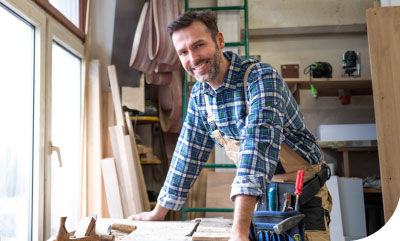 artisan souriant sur son lieu de travail