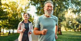 couple de retraités faisant leur jogging