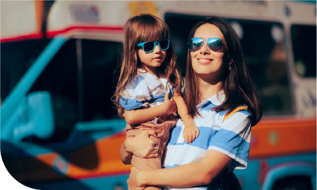 une mère et sa fille avec des lunettes de soleil