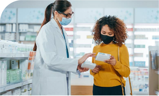 une pharmacienne qui conseille une patiente