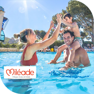 une famille dans un piscine