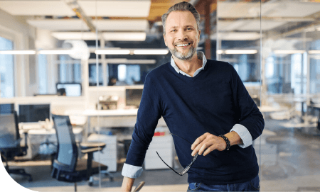 un homme 40/50 ans dans un bureau open space