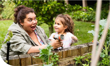 Une mere et sa fille qui jardine 