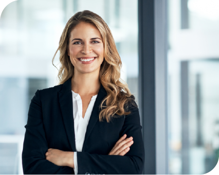 une femme en costard souriante