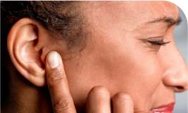 une femme à mal à l'oreille