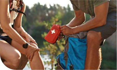 une personne qui utilise un kit de secours dans la nature
