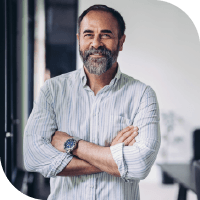 Homme d'un certain âge souriant les bras croisés