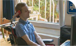 Une femme applique de la crême sur sa cicatrice