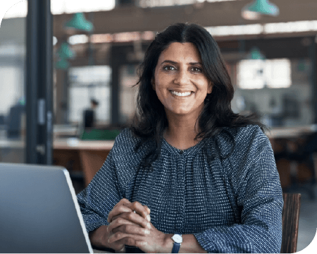 Photo d'une femme souriante dans un bureau