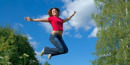 femme sautant en l'air