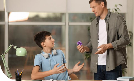 un père donnant un préservatif à son fils gêné